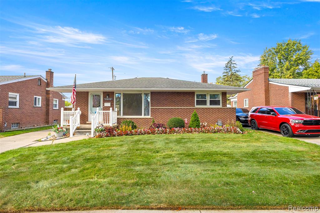 8255 Kinmore Street, Dearborn Heights, MI 48127 — front exterior