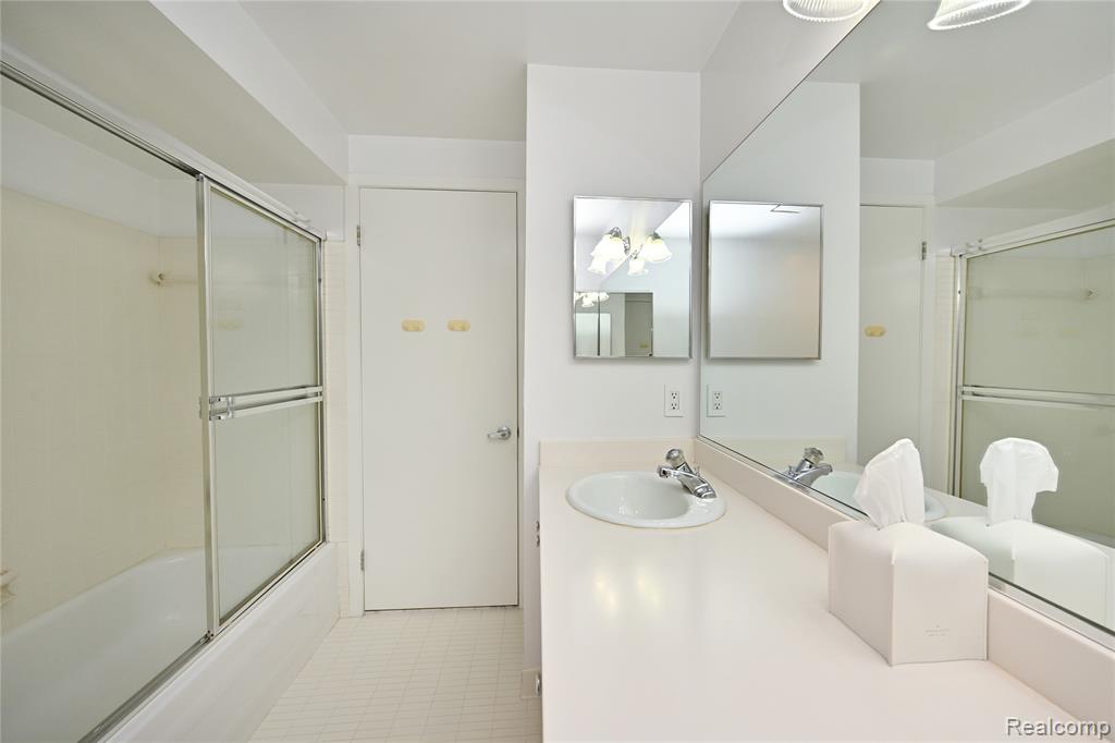 6020 Orchard Ridge Court, West Bloomfield, MI — Photo 34
