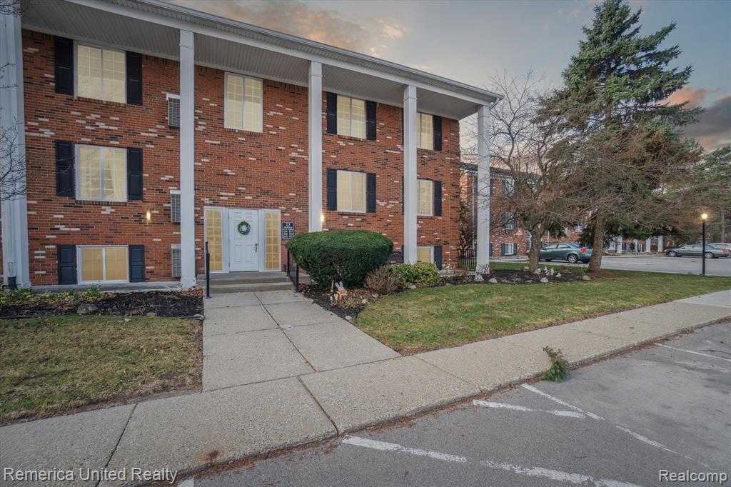 507 W HIGHLAND Road, D-9, Howell, MI 48843 — front exterior