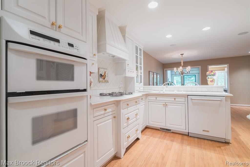 2426 HICKORY GLEN Drive, Bloomfield Hills, MI 48304 — Photo 17