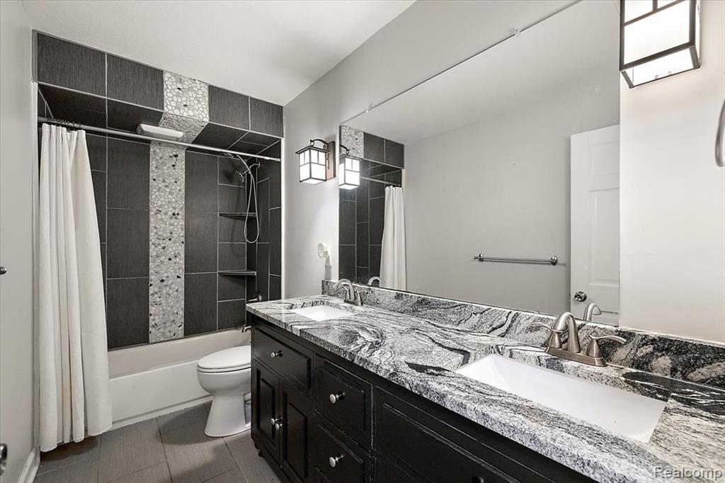 7291 Parkwood Drive, Fenton, MI 48430 — Photo 33