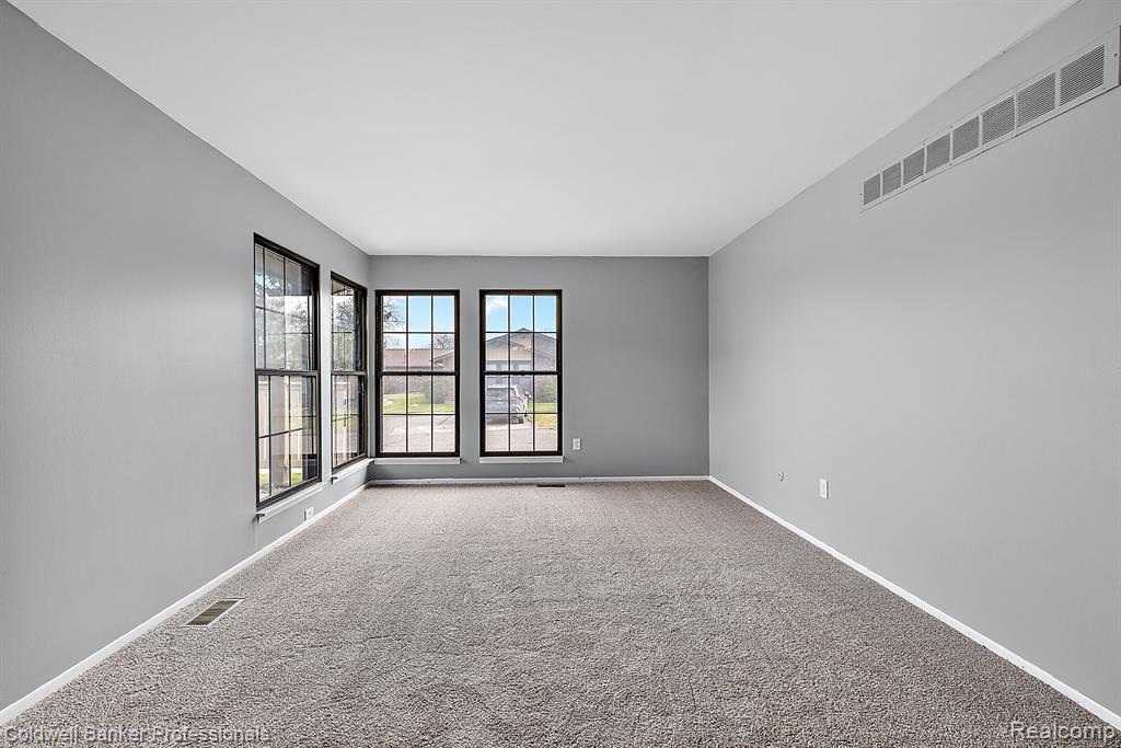2685 ROUNDTREE Drive, Troy, MI 48083 — Photo 14
