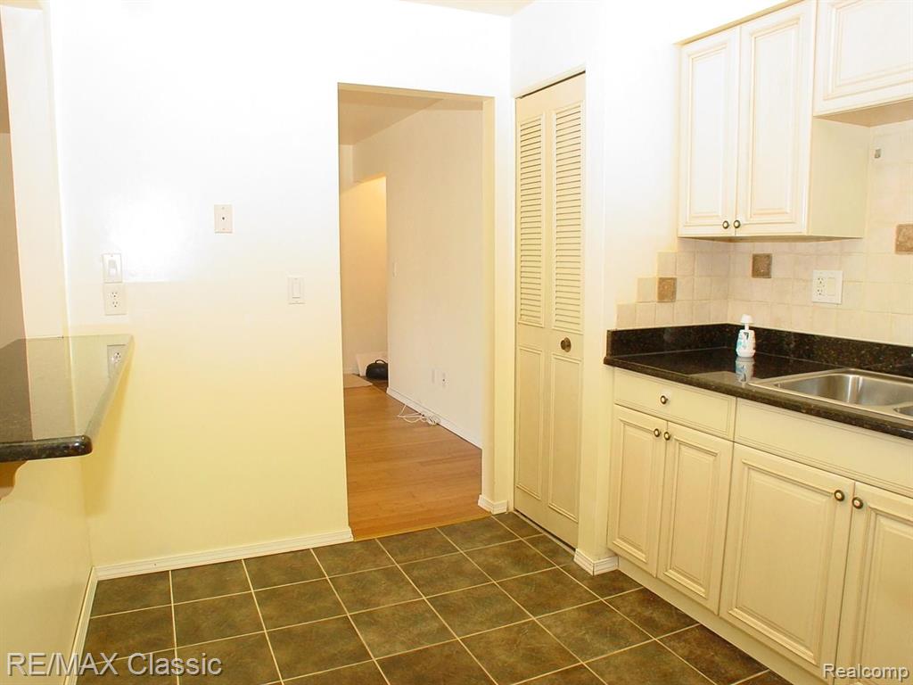 7572 WOODVIEW ST, 1, Westland, MI — Photo 12