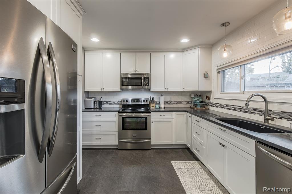 4083 Ledgestone Drive, Waterford, MI 48329 — Photo 14