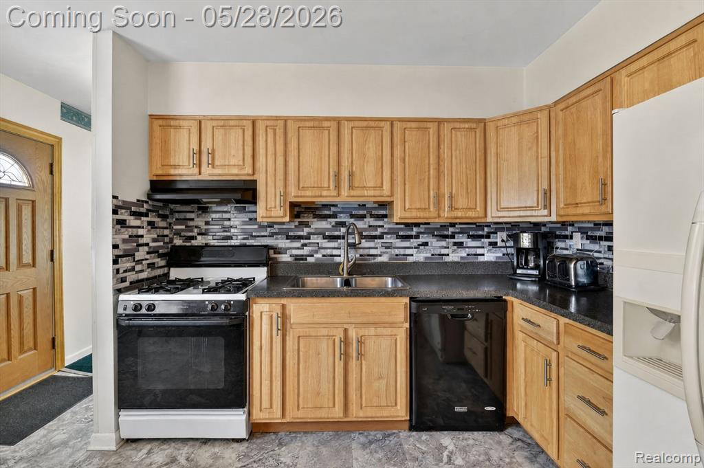 29886 Pointe Drive, Rockwood, MI — Photo 16