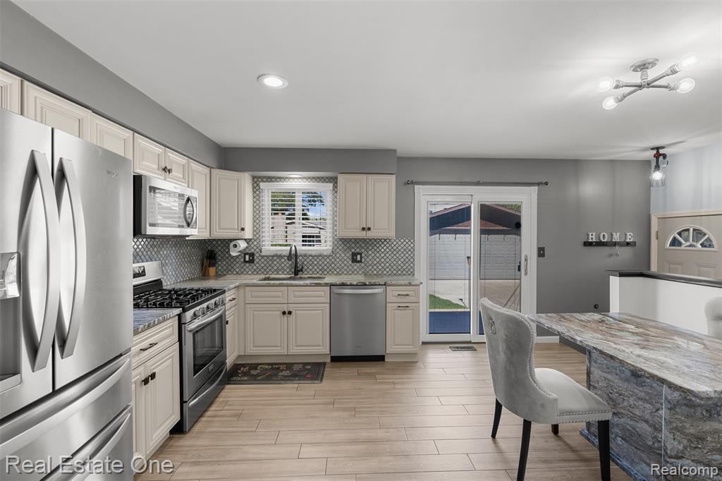 8057 Helen, Center Line, MI 48015 — Photo 5