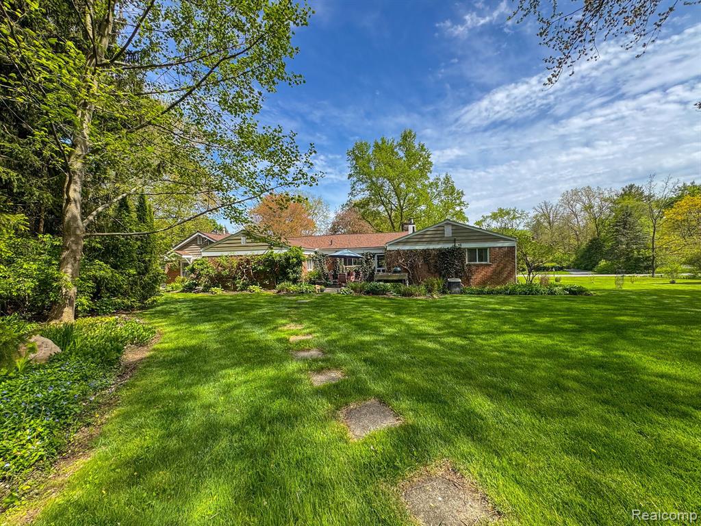 4540 BURNLEY Drive, Bloomfield Hills, MI 48304 — Photo 32