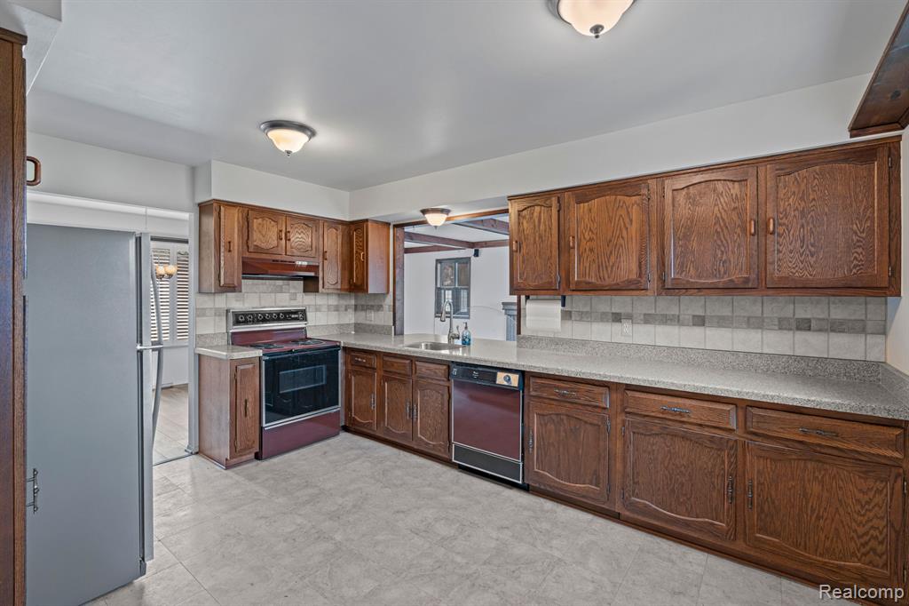 643 Pine Tree Court, Walled Lake, MI 48390 — Photo 12