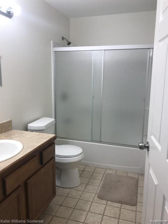 18541 Utica, Roseville, MI 48066 — Photo 13
