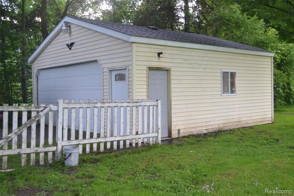 5244 Oleksyn Road, Flint, MI 48504 — Photo 30
