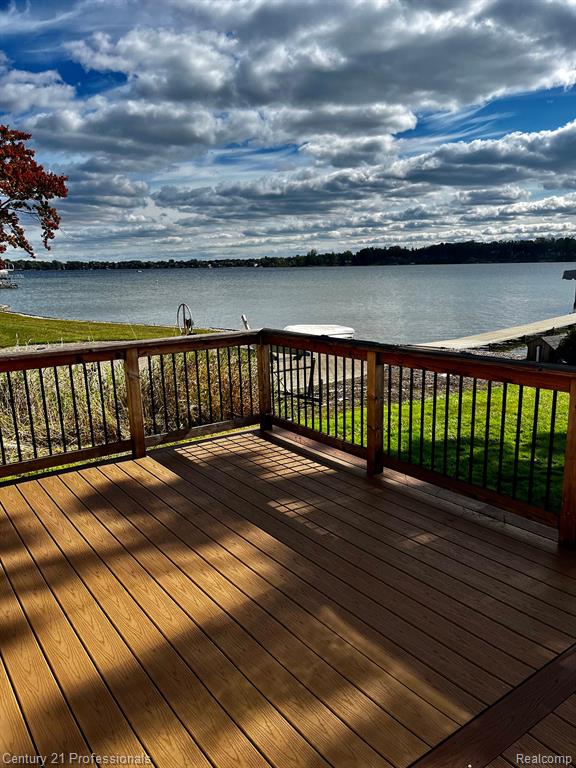 4997 Grand Court, West Bloomfield, MI 48324 — front exterior