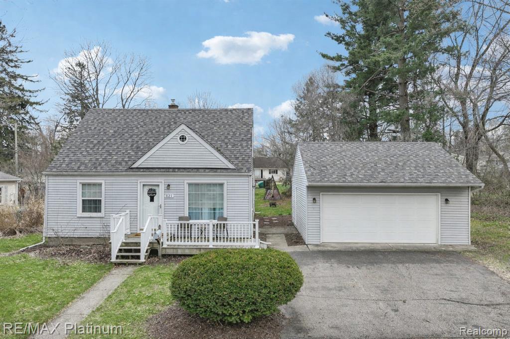 521 W Crane Street, Howell, MI 48843 — front exterior