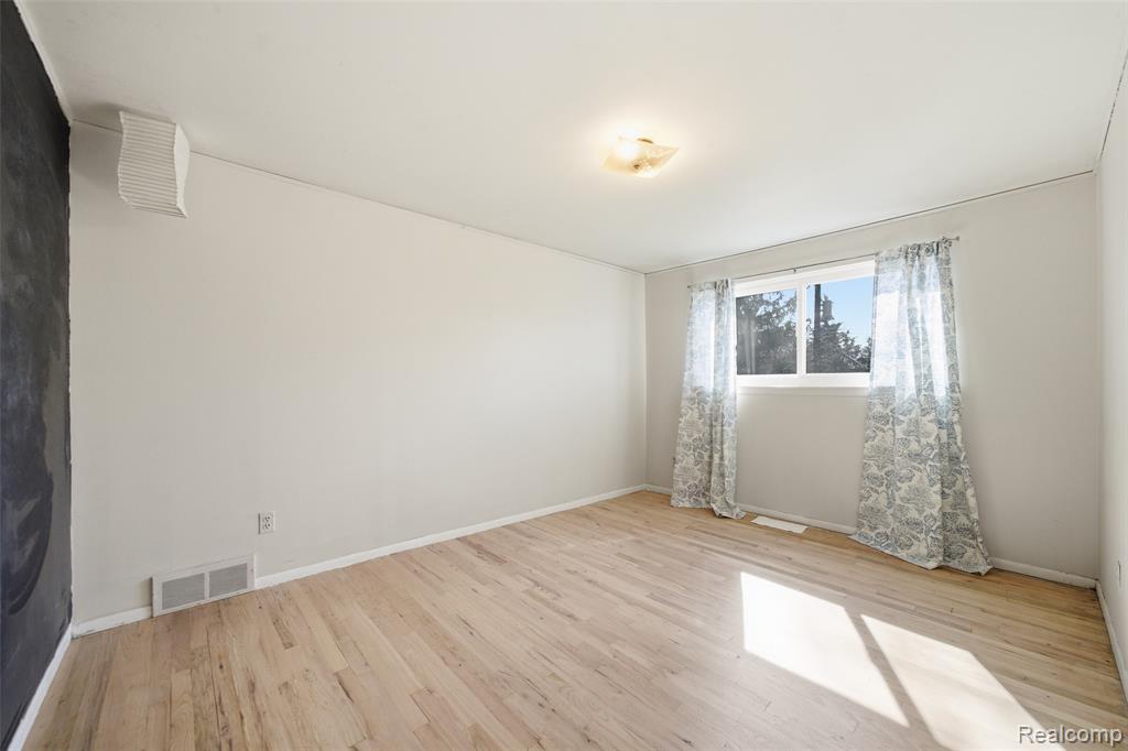 31018 Pickwick Lane, Beverly Hills, MI 48025 — Photo 33