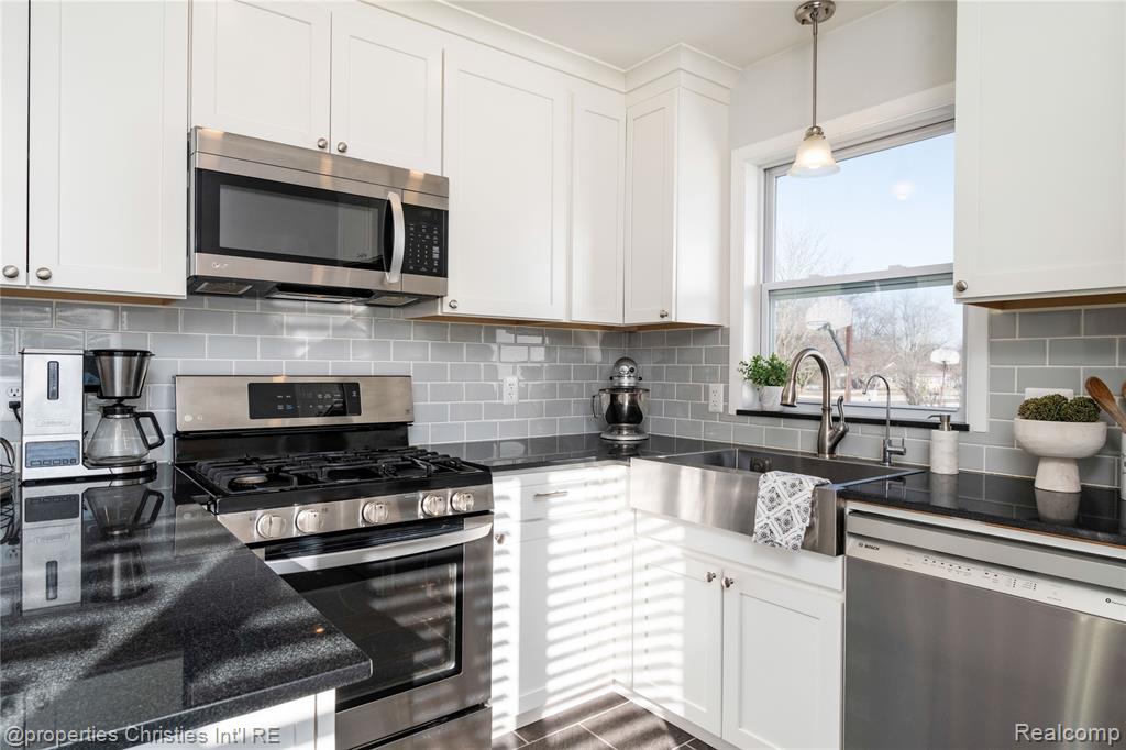 61403 Fairland Drive, South Lyon, MI 48178 — Photo 11