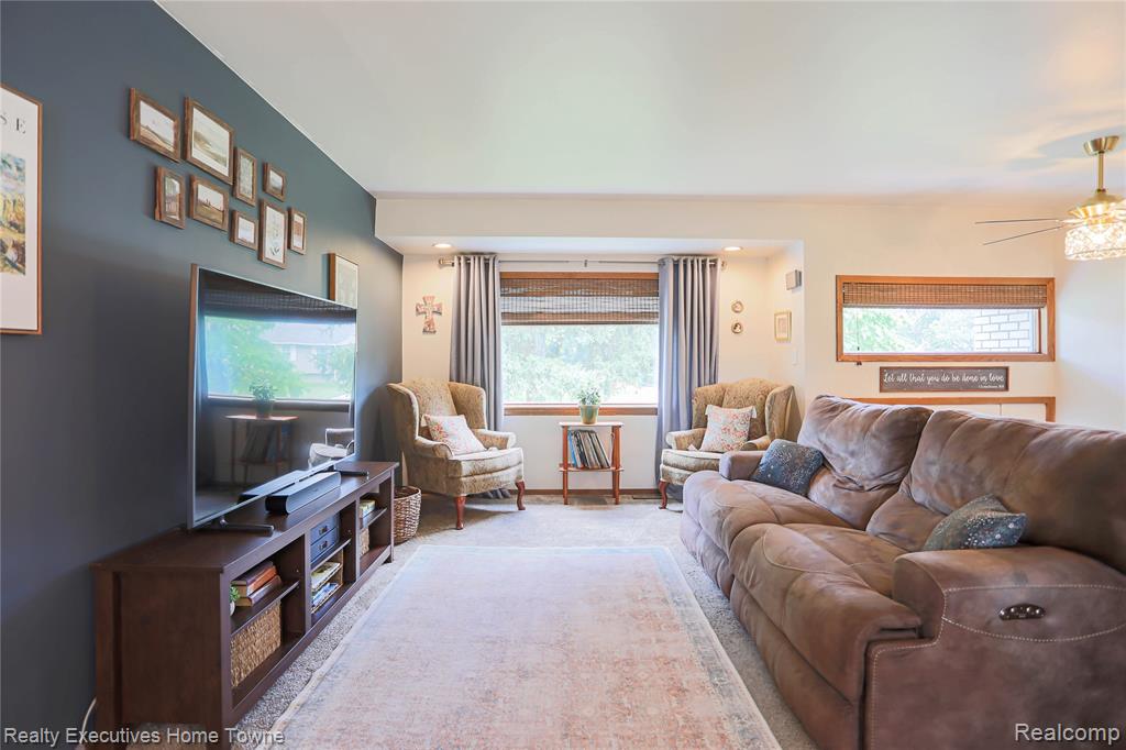 2687 Los Angeles Drive, Wolverine Lake, MI 48390 — Photo 11