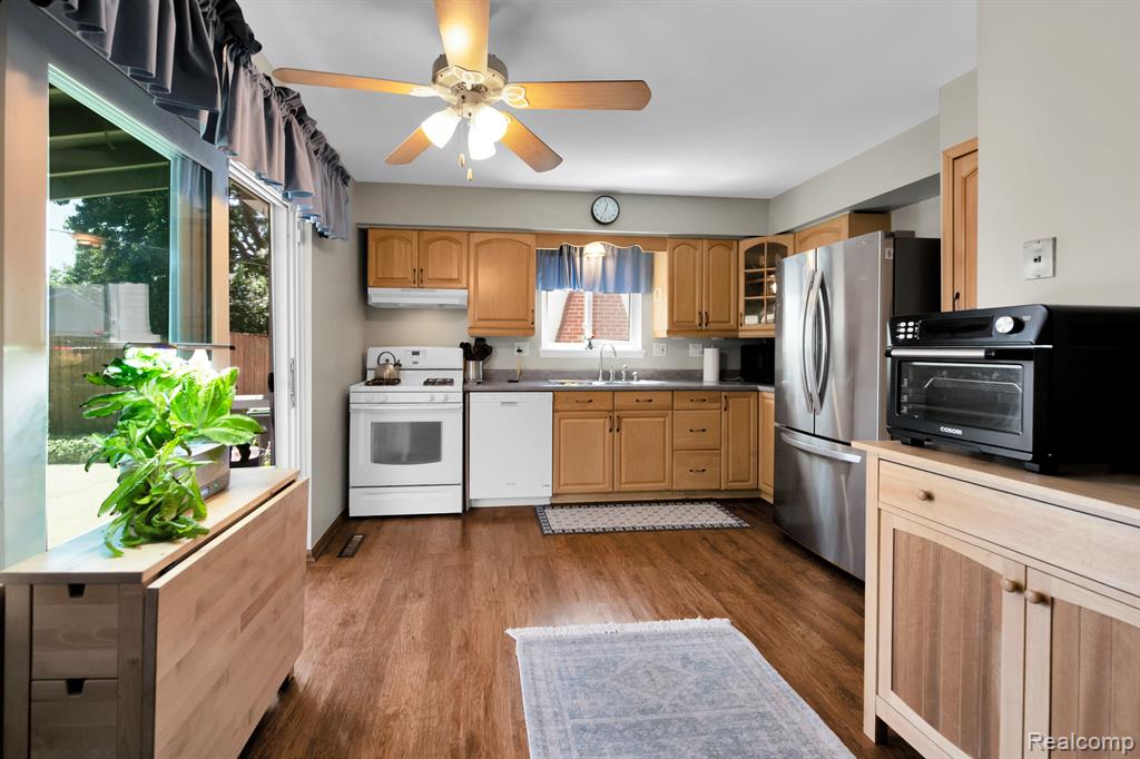 9721 MUELLER Street, Taylor, MI 48180 — Photo 8