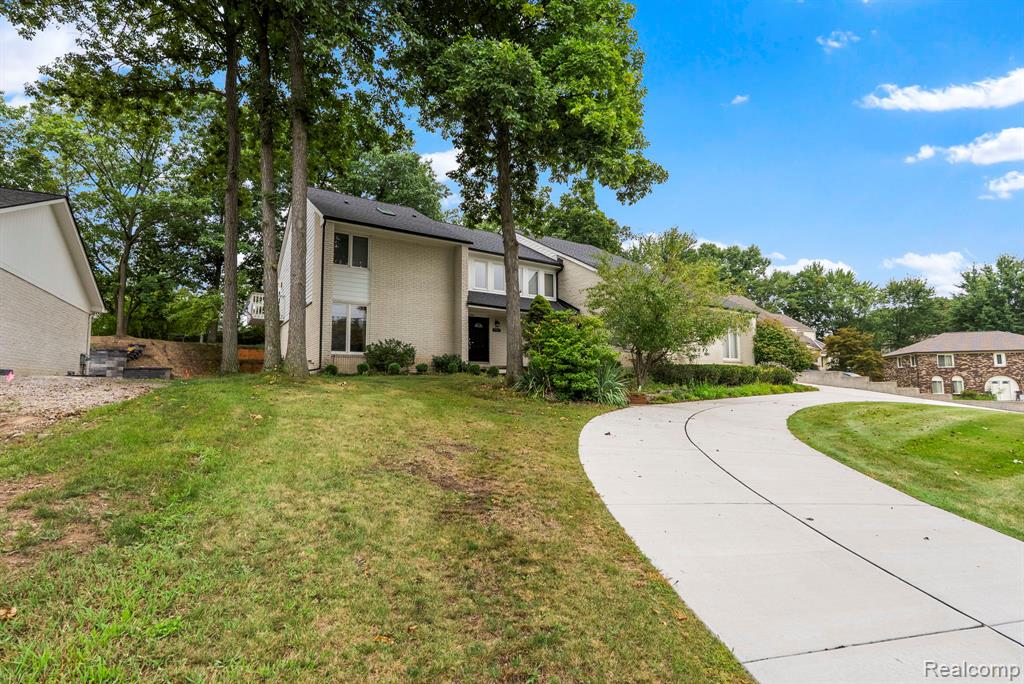5322 Pond Bluff Drive, West Bloomfield, MI 48323 — front exterior