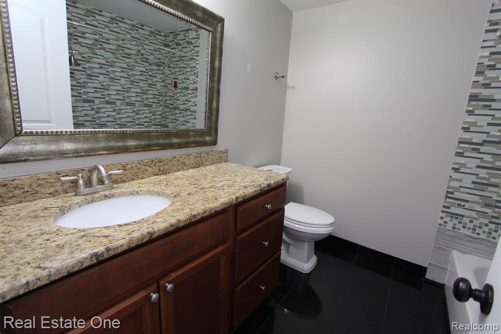 7404 PEBBLE POINT, West Bloomfield, MI — Photo 20