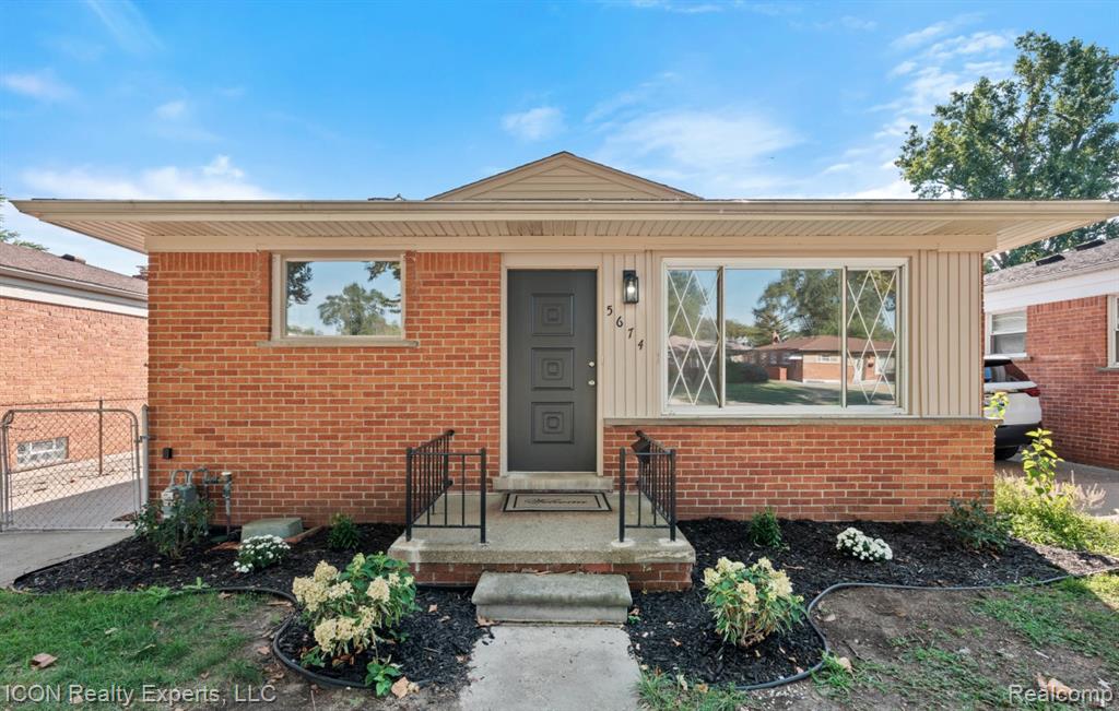 5674 N Lafayette Street, Dearborn Heights, MI 48127 — front exterior