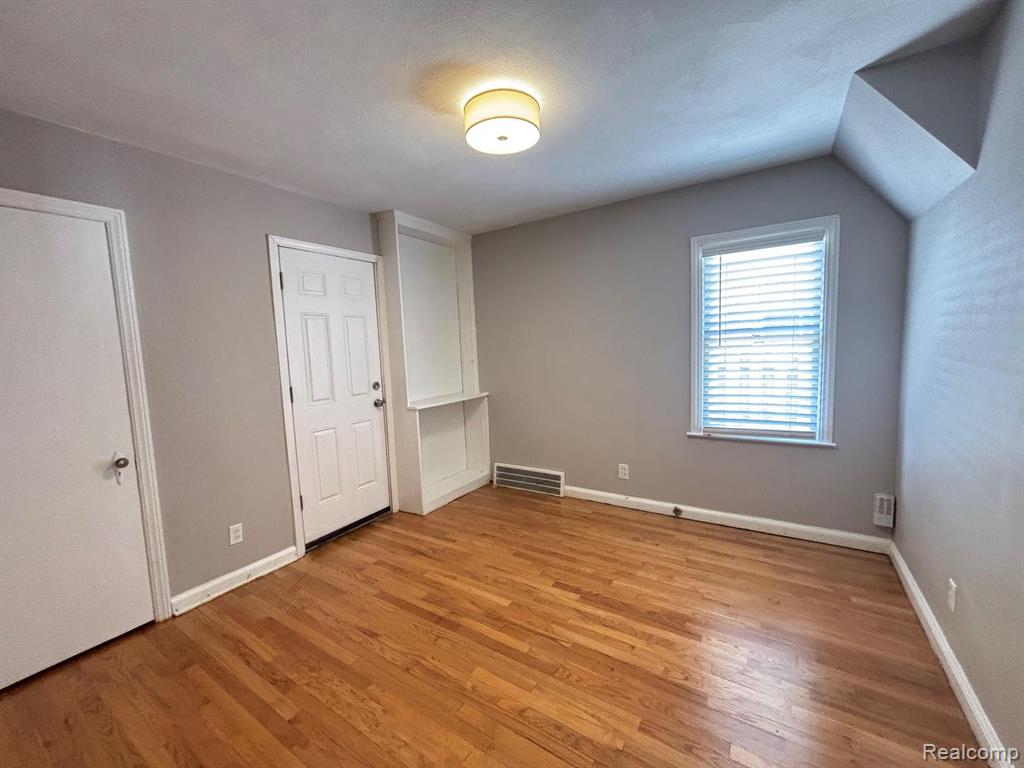 1528 ROSLYN Road, Grosse Pointe Woods, MI 48236 — Photo 13