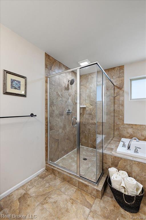5633 GOLF POINTE Drive, Clarkston, MI 48348 — Photo 54