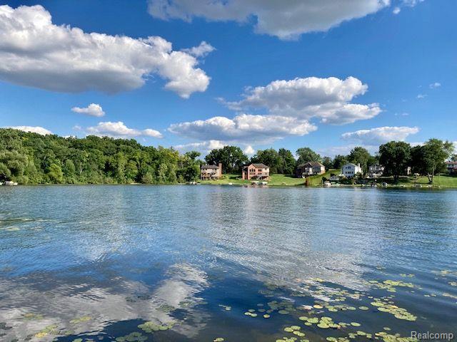 3053 MCCORMICK Drive, Waterford, MI 48328