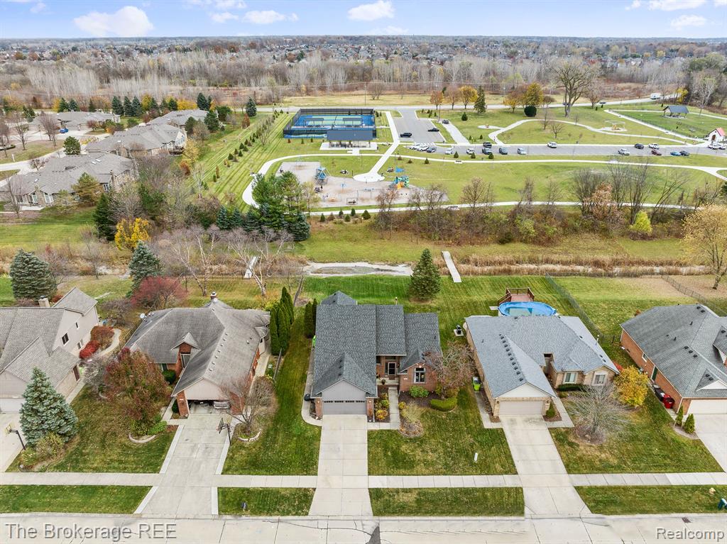 49730 WILLOWOOD Drive, Macomb, MI 48044 — Photo 4