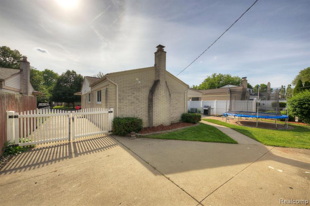 8246 FORREST Drive, Canton, MI 48187 — Photo 30