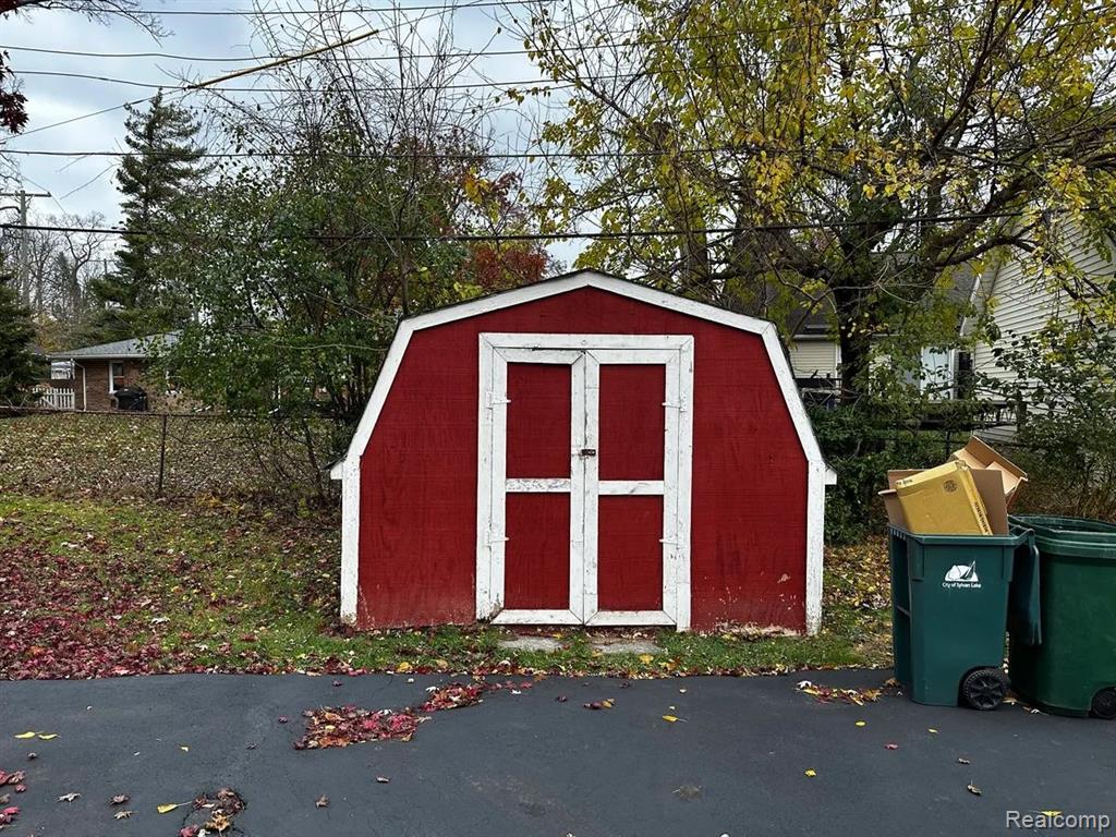 1449 BENVENUE Street, Sylvan Lake, MI 48320 — Photo 22