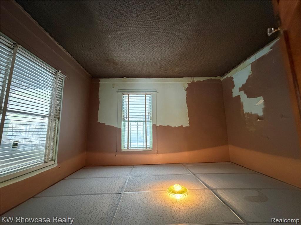 24 S Roselawn Street, Pontiac, MI 48342 — Photo 6