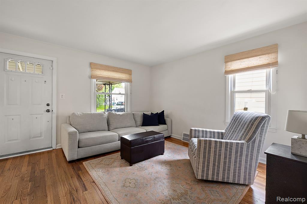 904 N DORCHESTER Avenue, Royal Oak, MI 48067 — Photo 3