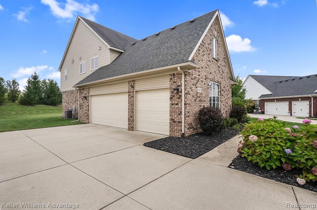 54933 BRENTWOOD Drive, South Lyon, MI 48178 — Photo 2