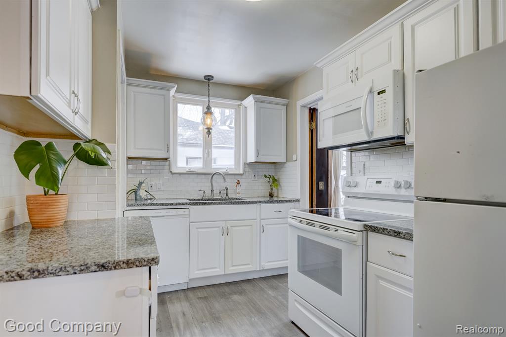 8460 Kenberton Drive, Oak Park, MI 48237 — Photo 20
