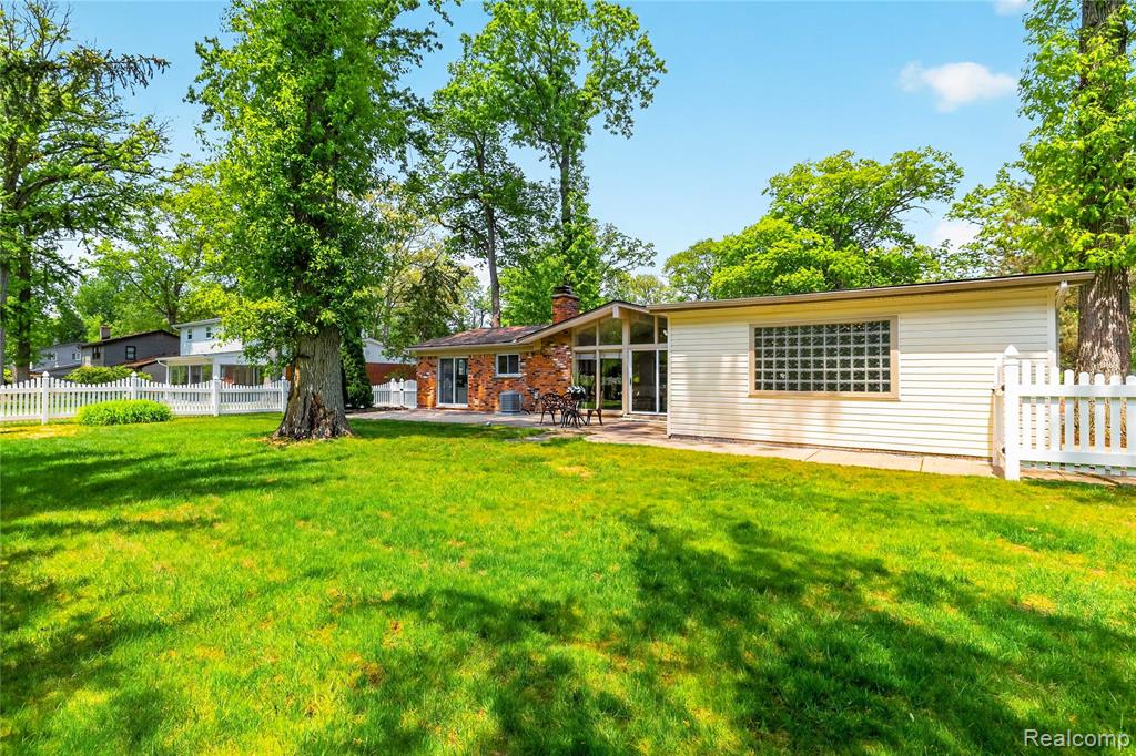 8733 Woodside Drive, Grosse Ile, MI 48138 — Photo 35