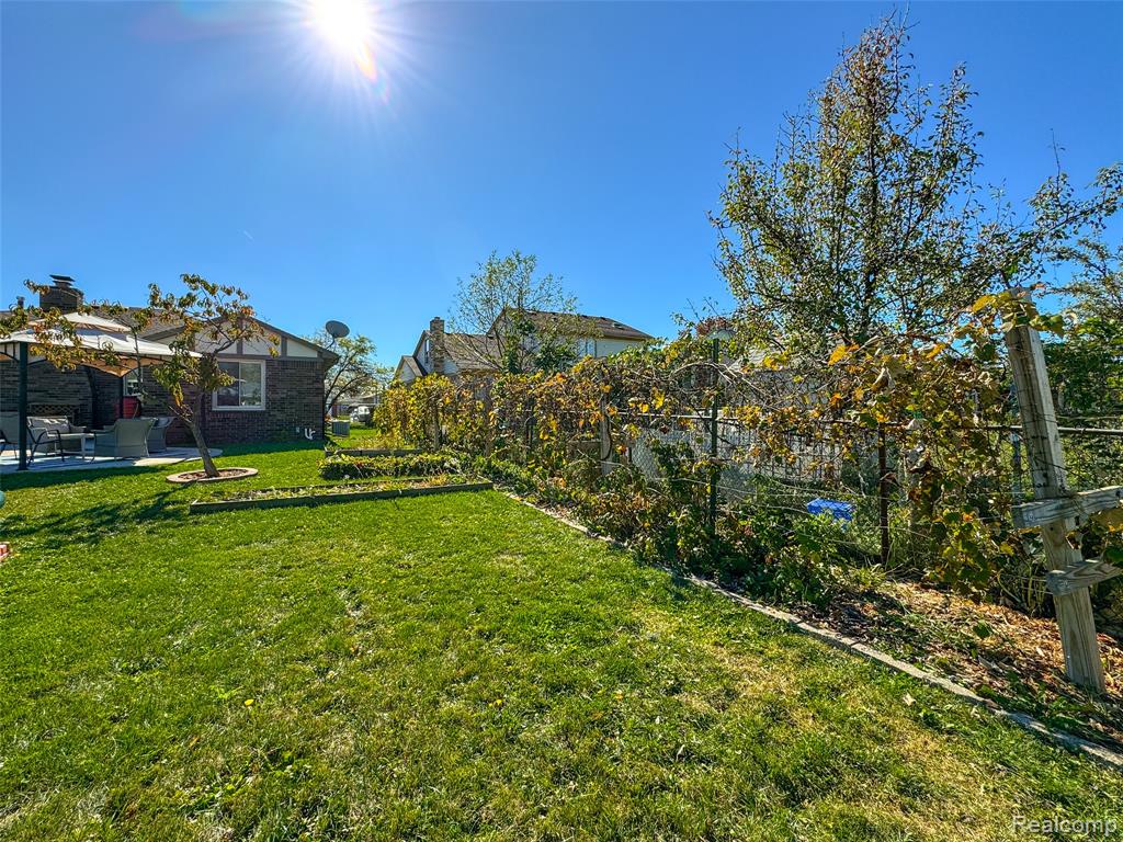 4231 Chris Drive, Sterling Heights, MI 48310 — Photo 48