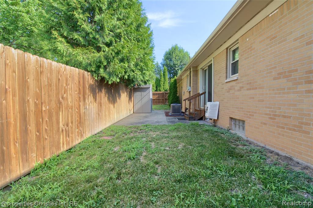 565 Center Ridge, South Lyon, MI 48178 — Photo 32