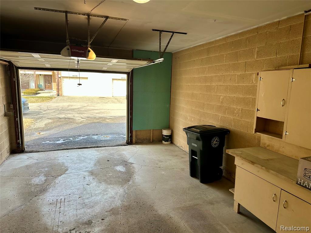 18268 University Park Drive, Livonia, MI, 48152