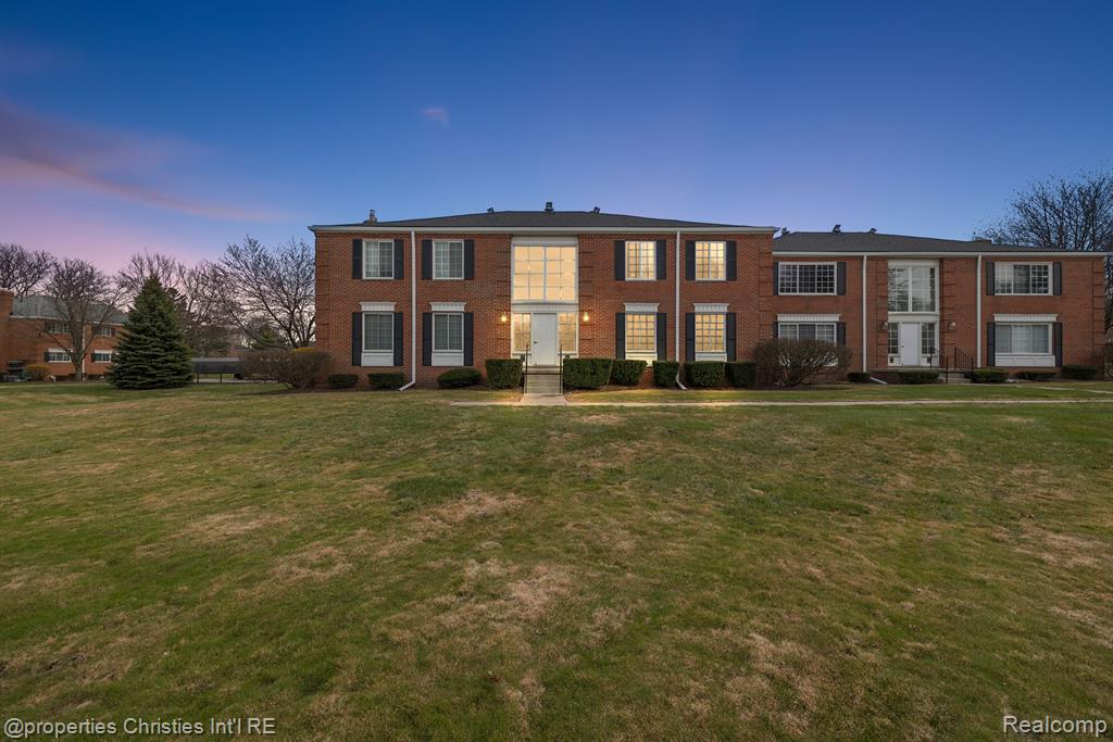 636 E FOX HILLS Drive, Bloomfield Hills, MI 48304 — Photo 35