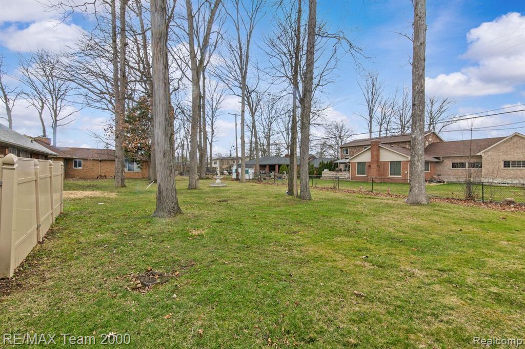 675 WOODCREST Drive, Dearborn, MI 48124 — Photo 21