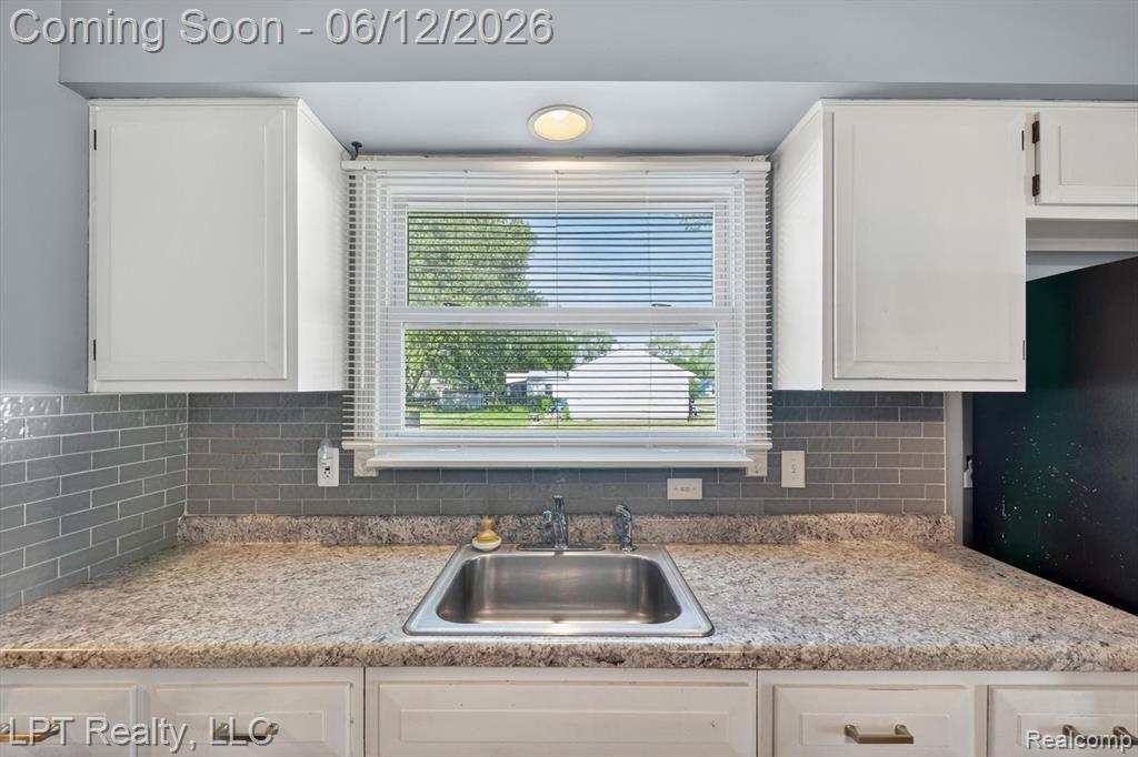 806 E Barrett Avenue, Madison Heights, MI 48071 — Photo 14