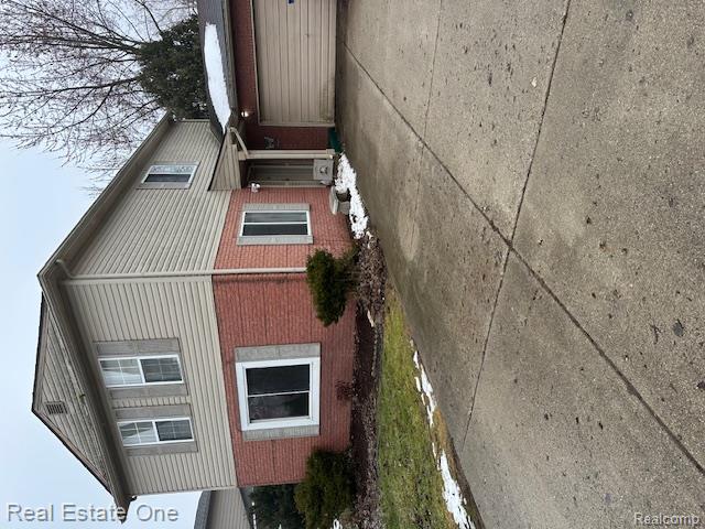 942 Hogarth Avenue, Waterford, MI 48328 — front exterior