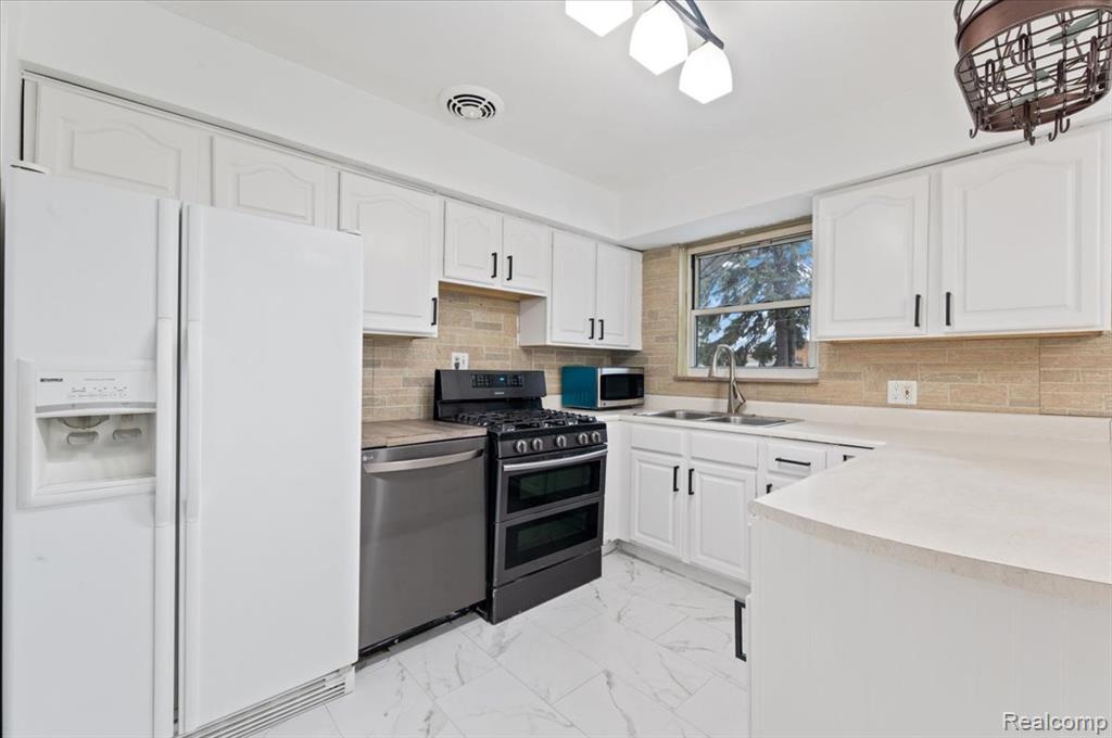 8457 Menge, Center Line, MI 48015 — Photo 17