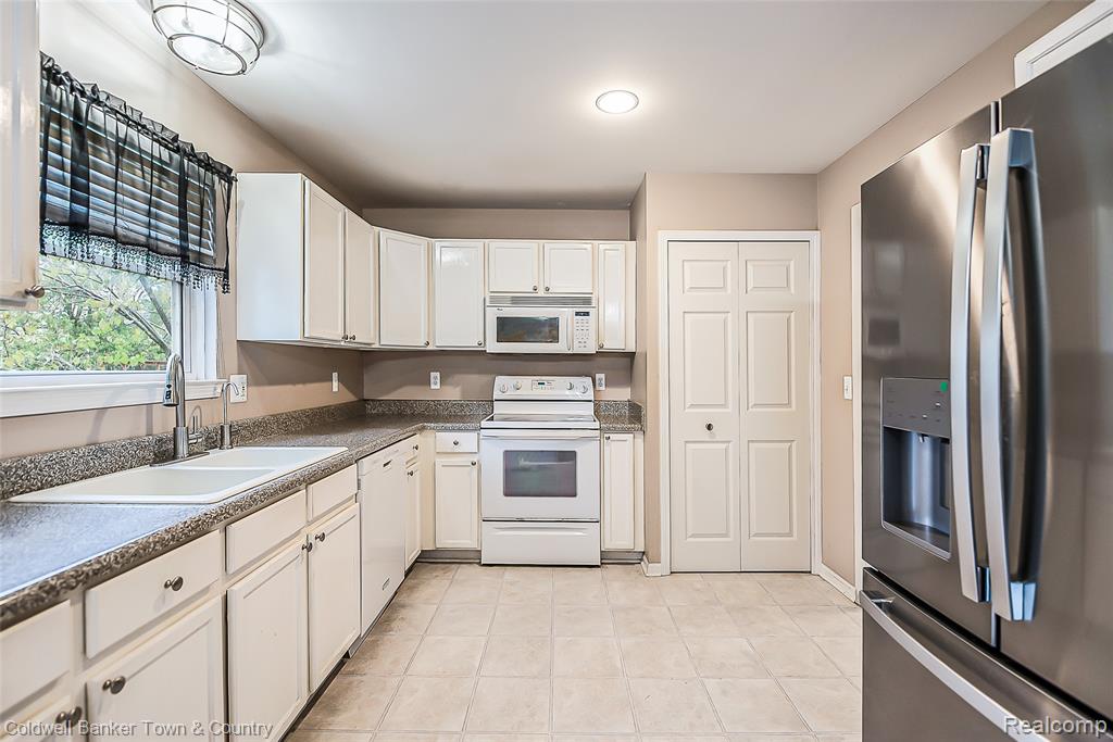 9305 Appleview Court, Brighton, MI 48116 — Photo 15
