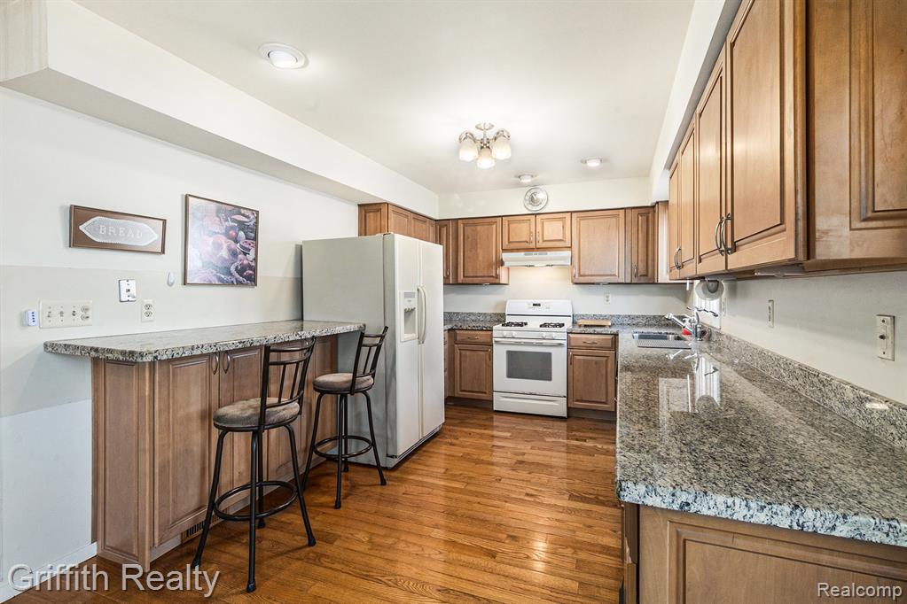 8570 Riverside Drive, Brighton, MI 48116 — Photo 15
