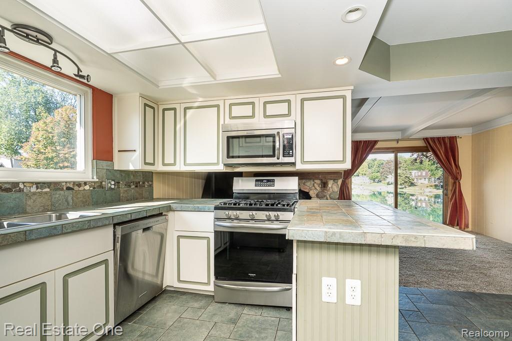 6621 Northpoint Drive, Troy, MI 48085 — Photo 28
