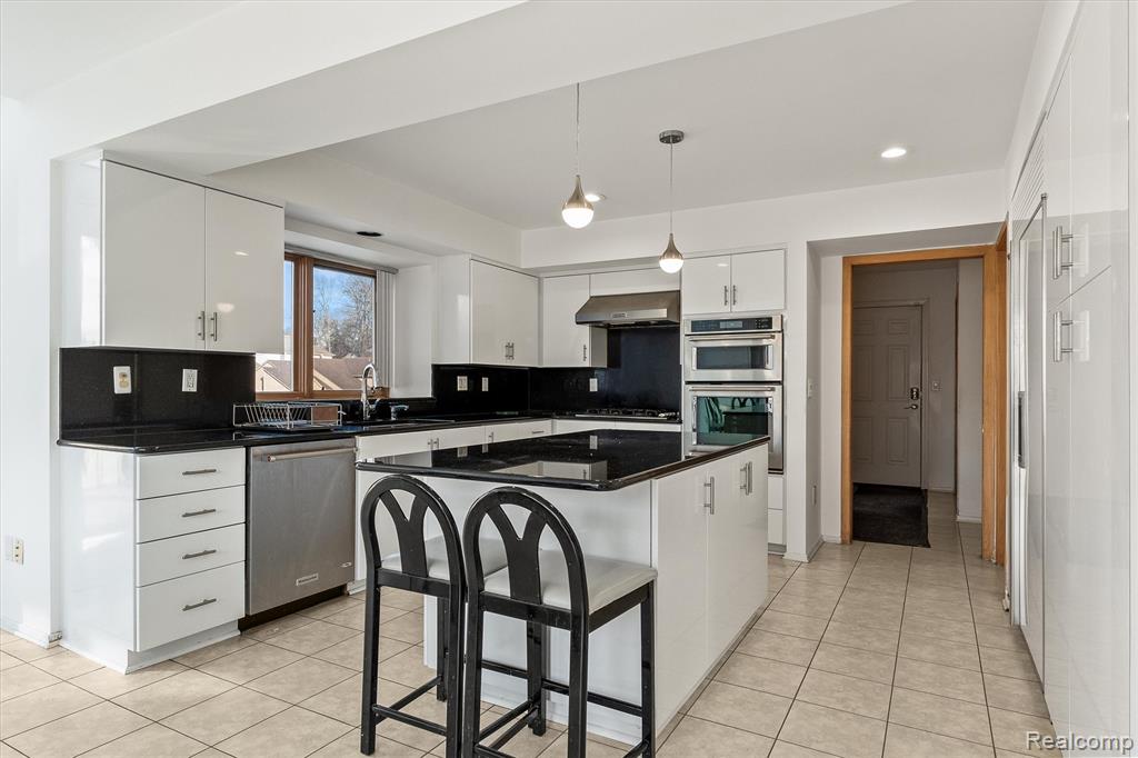 5322 Pond Bluff Drive, West Bloomfield, MI 48323 — Photo 14