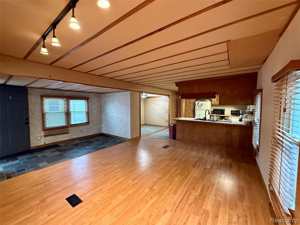 277 Glengarry Ct. W, Highland, MI — Photo 5