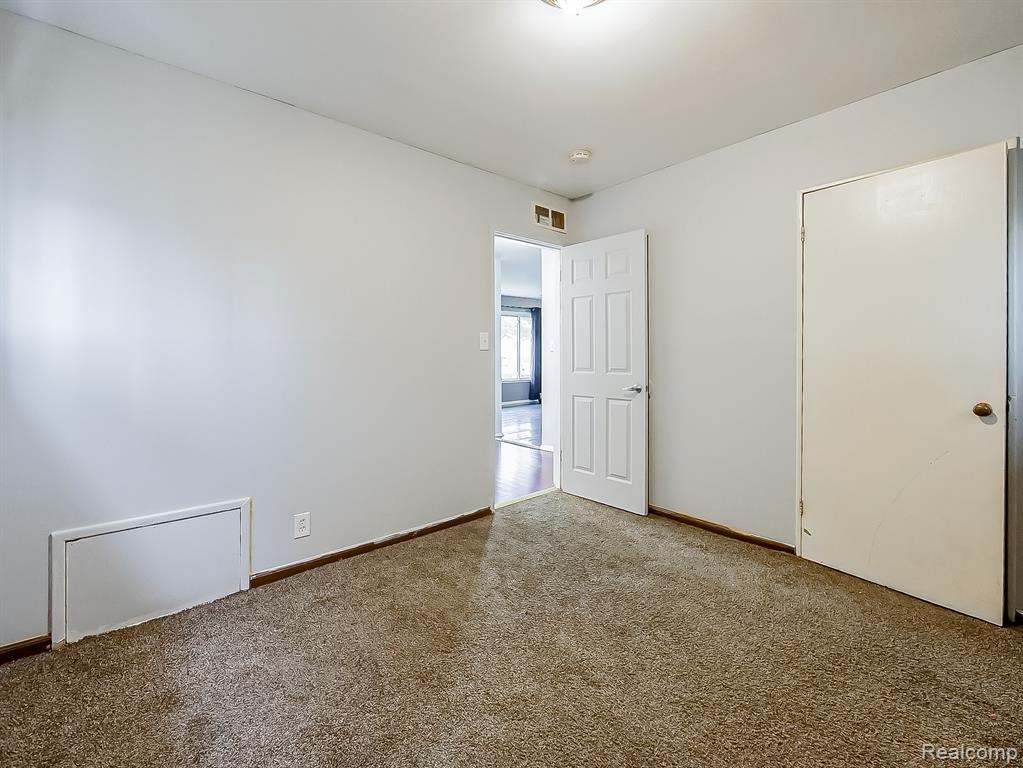 948 E Kalama Avenue, Madison Heights, MI 48071 — Photo 11