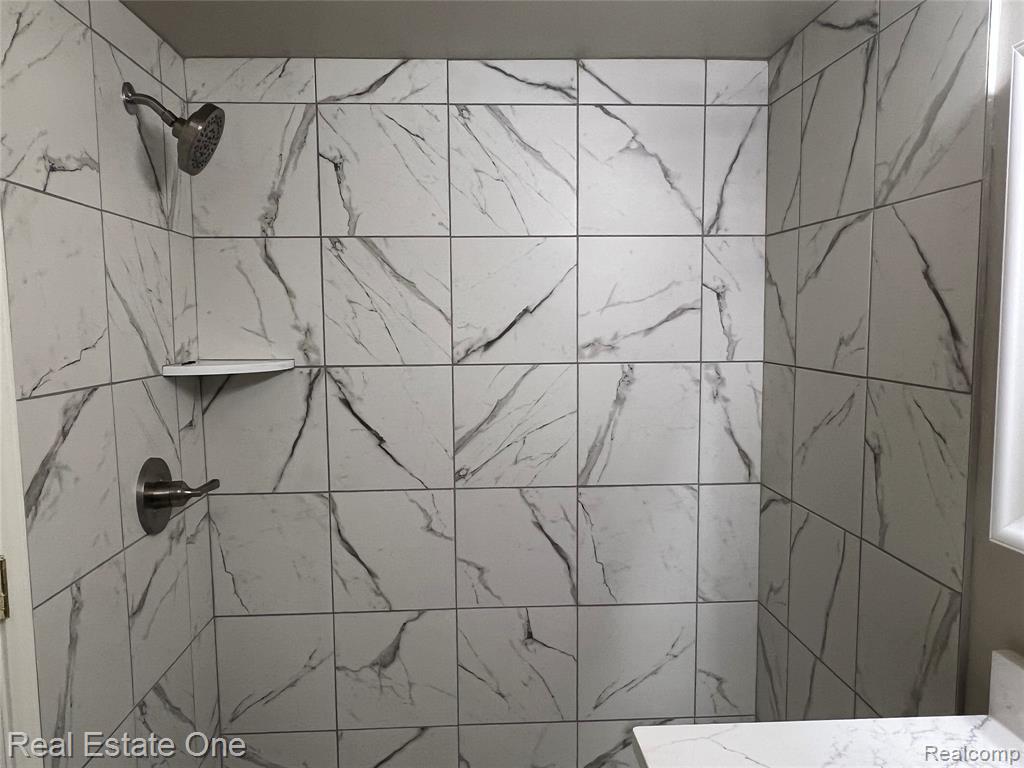 6121 ORCHARD LAKE, 202, West Bloomfield, MI — Photo 12