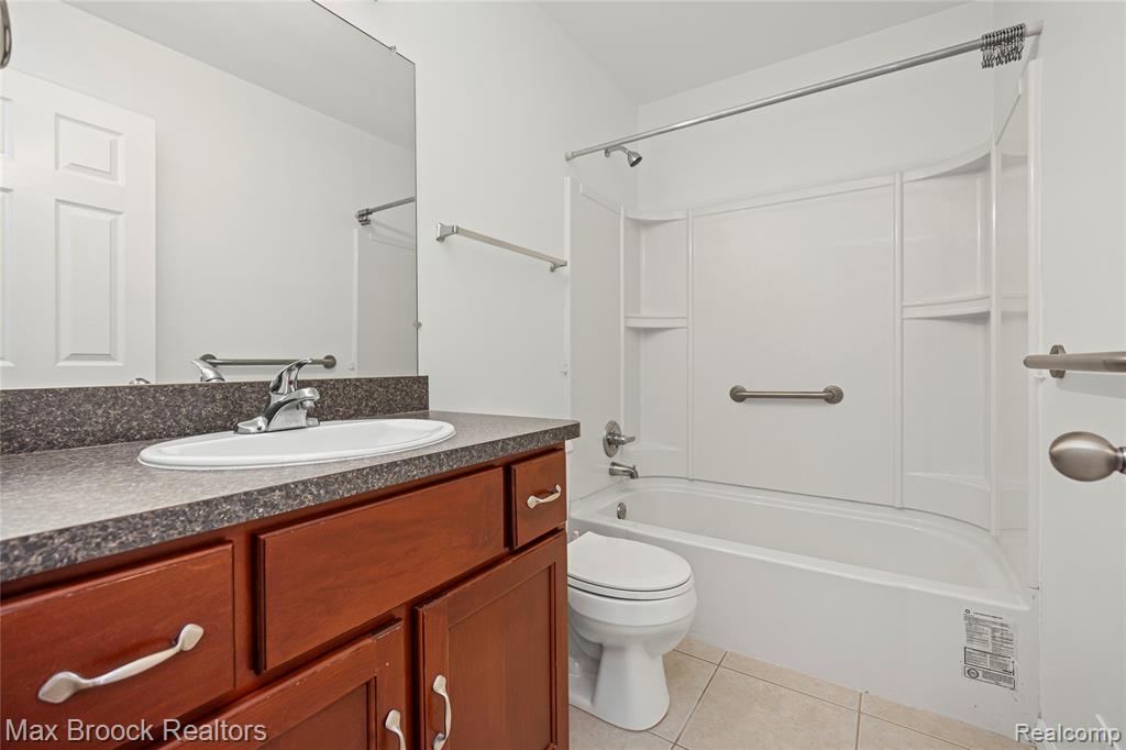 4852 Burberry Drive, Warren, MI 48092 — Photo 33